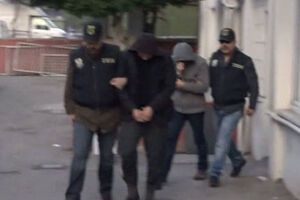 Информагентство Dogan показало, как турецкая полиция задерживала троих россиян