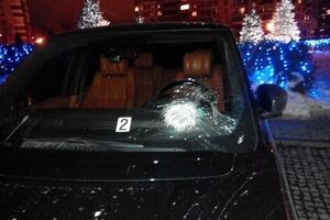 Стекло автомобиля разбито, но никто не пострадал