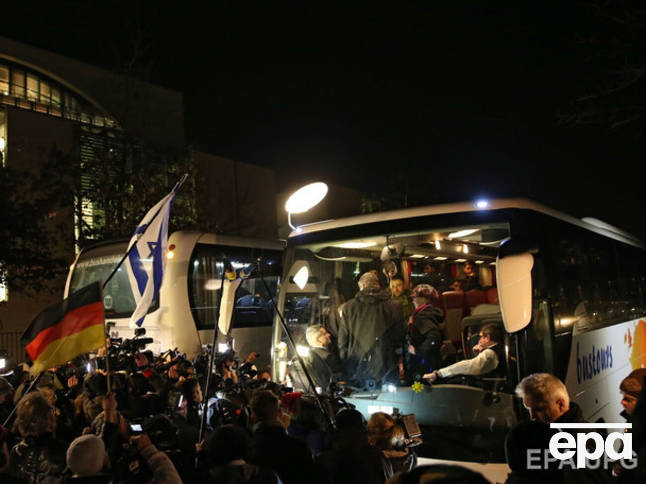 Глава баварского округа Ландсхут отправил автобус с мигрантами в офис Меркель в Берлине