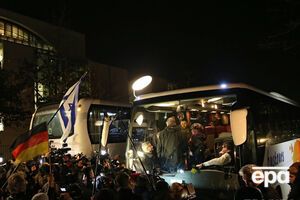 Глава баварского округа Ландсхут отправил автобус с мигрантами в офис Меркель в Берлине