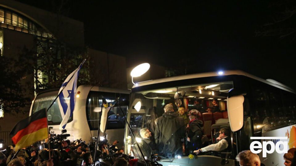 Глава баварского округа Ландсхут отправил автобус с мигрантами в офис Меркель в Берлине