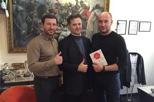 Бочкала (справа): Павличенко (в центре) надеется добиться справедливости и написал книгу "Цена свободы"