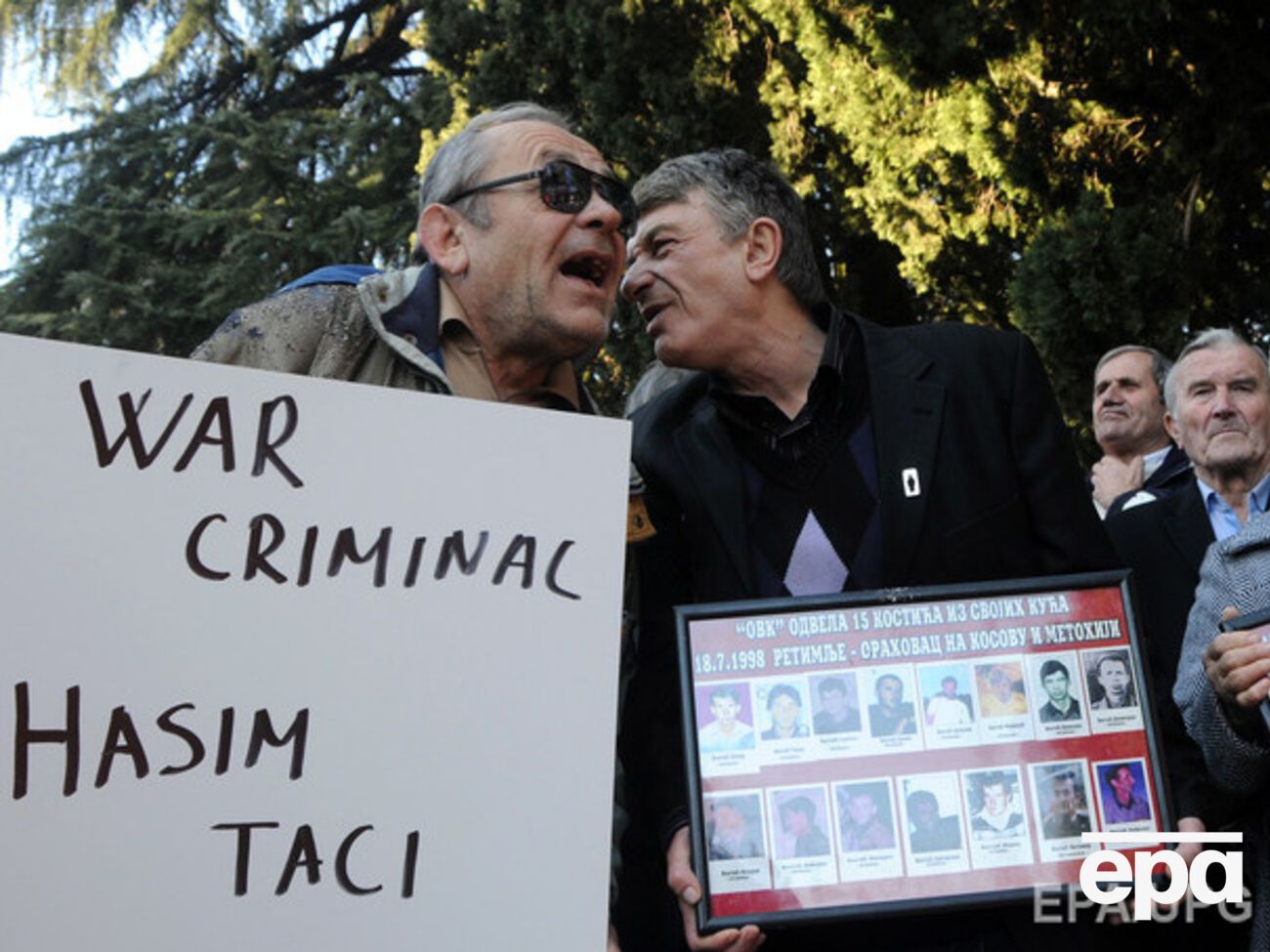 Лидера политического крыла АОК, нынешнего главу МИД Косово Хашима Тачи выходцы из сербской части края считают военным преступником