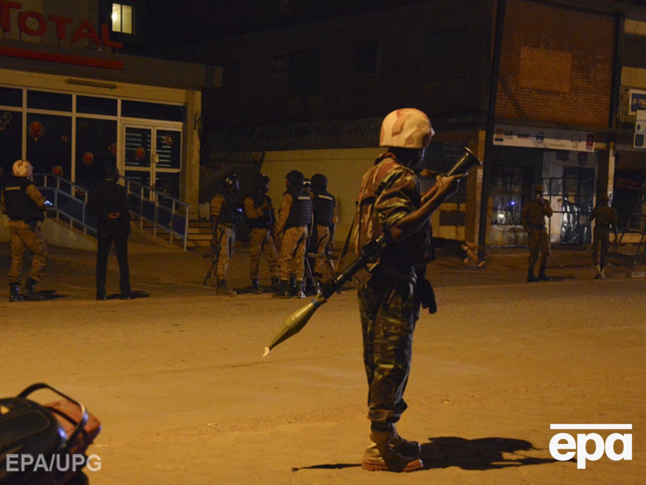 Военный возле отеля Splendid в столице Буркина-Фасо городе Уагадугу