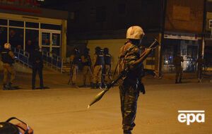Военный возле отеля Splendid в столице Буркина-Фасо городе Уагадугу