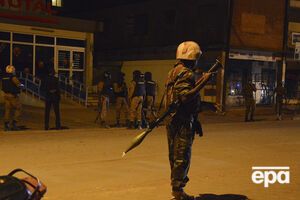 Военный возле отеля Splendid в столице Буркина-Фасо городе Уагадугу