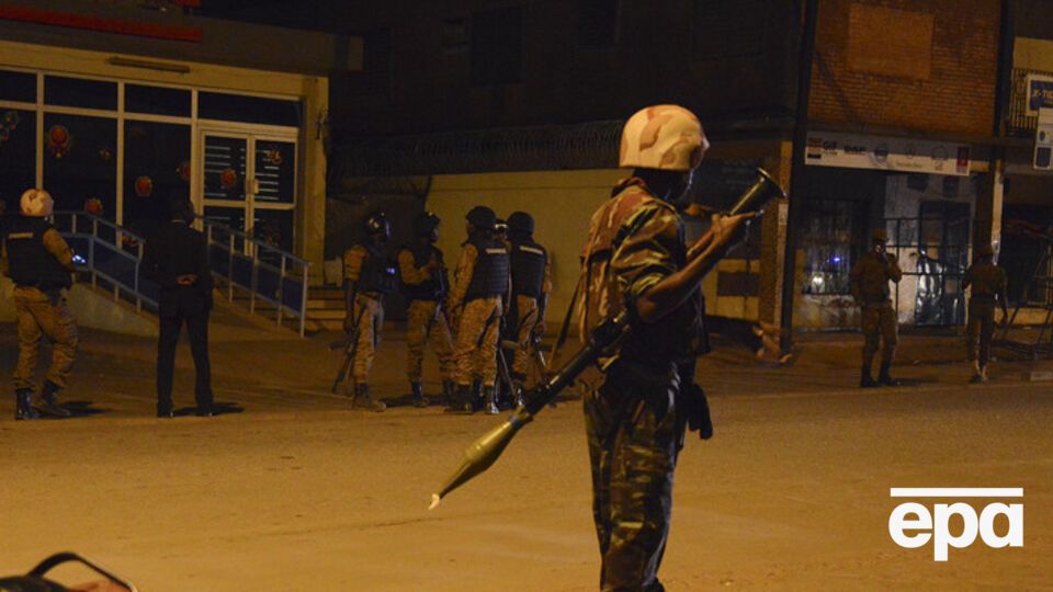 Военный возле отеля Splendid в столице Буркина-Фасо городе Уагадугу