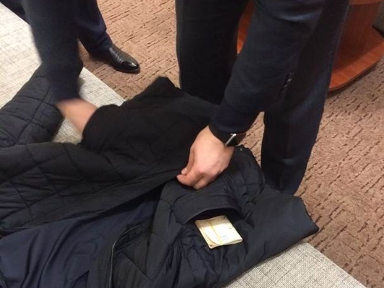 СБУ: "Оборотней в погонах" задержали во время получения взятки