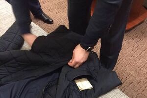СБУ: "Оборотней в погонах" задержали во время получения взятки