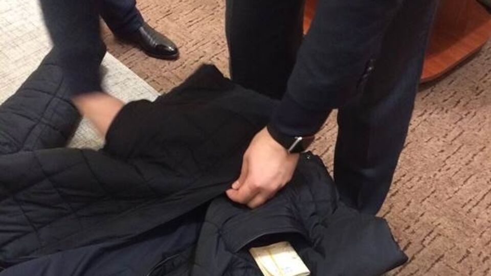 СБУ: "Оборотней в погонах" задержали во время получения взятки