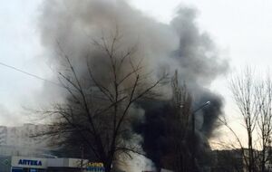 Густой дым от горящего рынка хорошо виден в городе