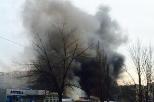 Густой дым от горящего рынка хорошо виден в городе