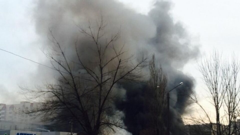 Густой дым от горящего рынка хорошо виден в городе