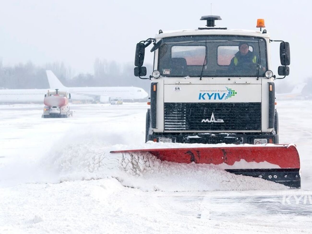 В аэропорту Киев утверждают, что вовремя чистят полосу от снега