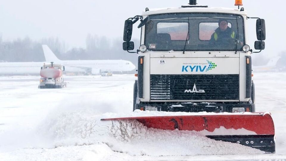 В аэропорту Киев утверждают, что вовремя чистят полосу от снега