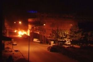 Силы безопасности Буркина-Фасо начали штурм отеля, часть из которого находится в огне