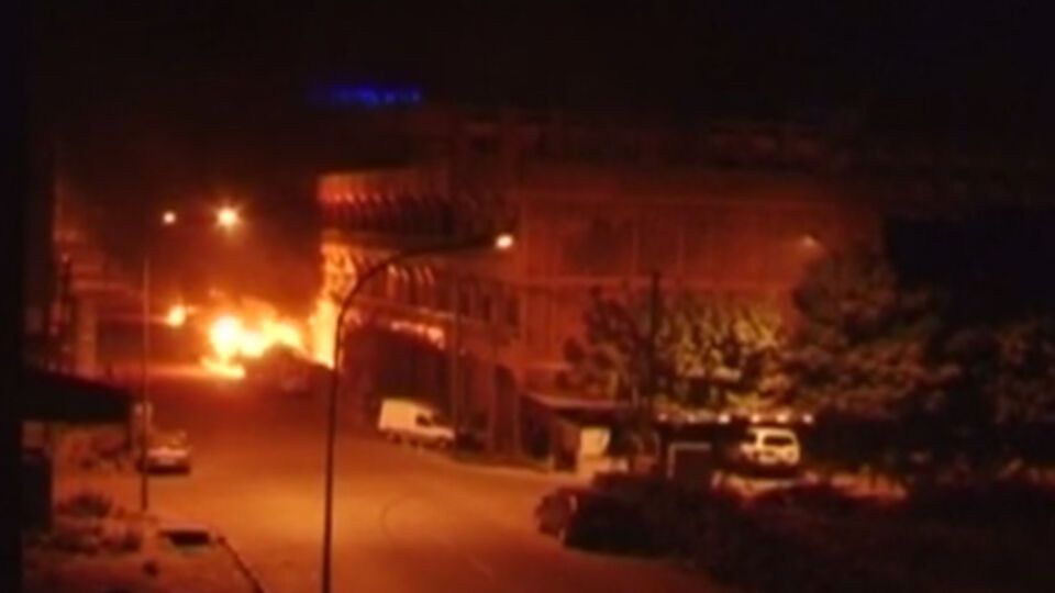 Силы безопасности Буркина-Фасо начали штурм отеля, часть из которого находится в огне