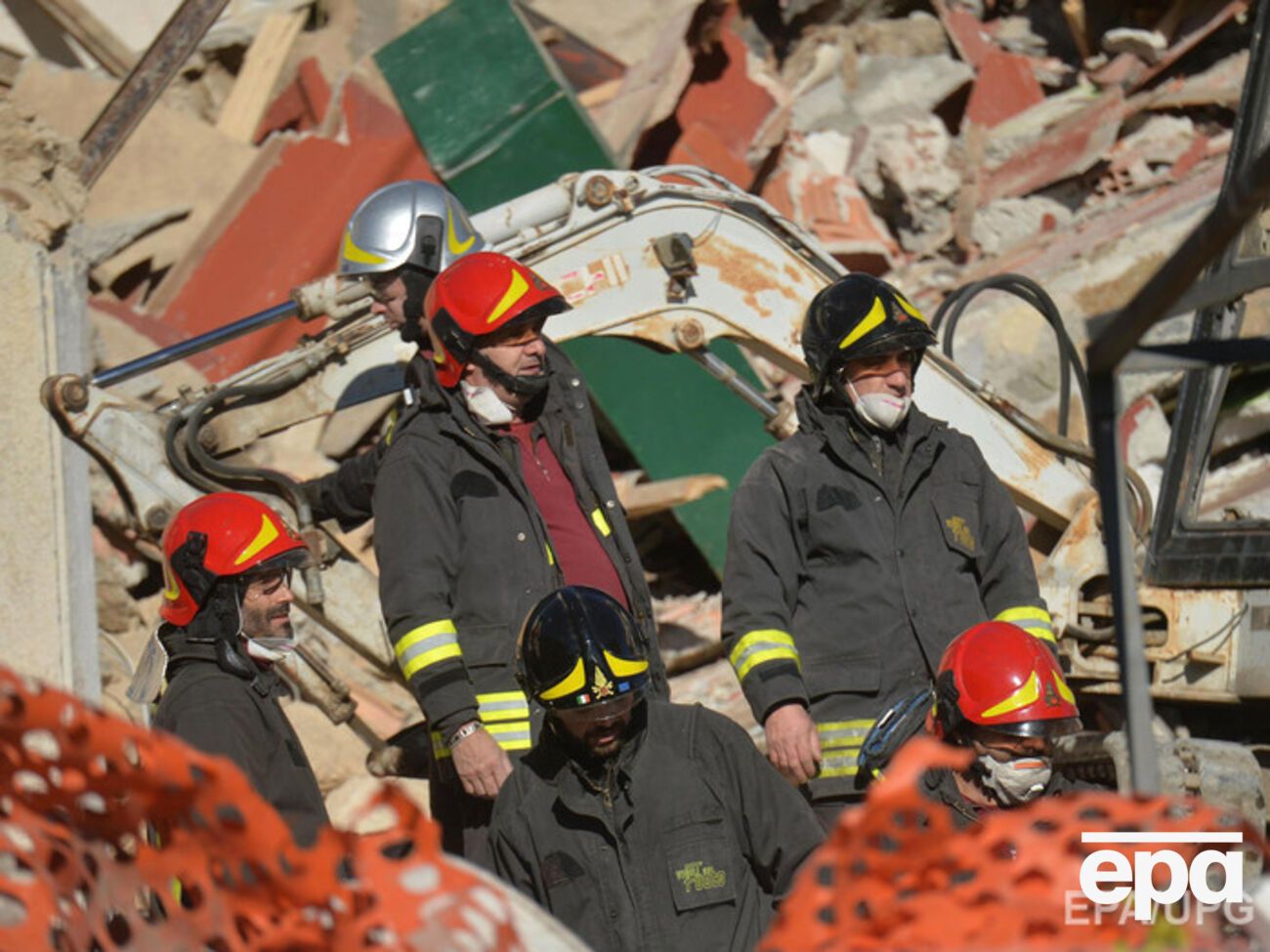 Спасатели целый день вручную разбирали завалы