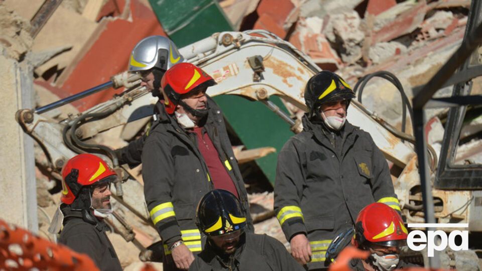 Спасатели целый день вручную разбирали завалы