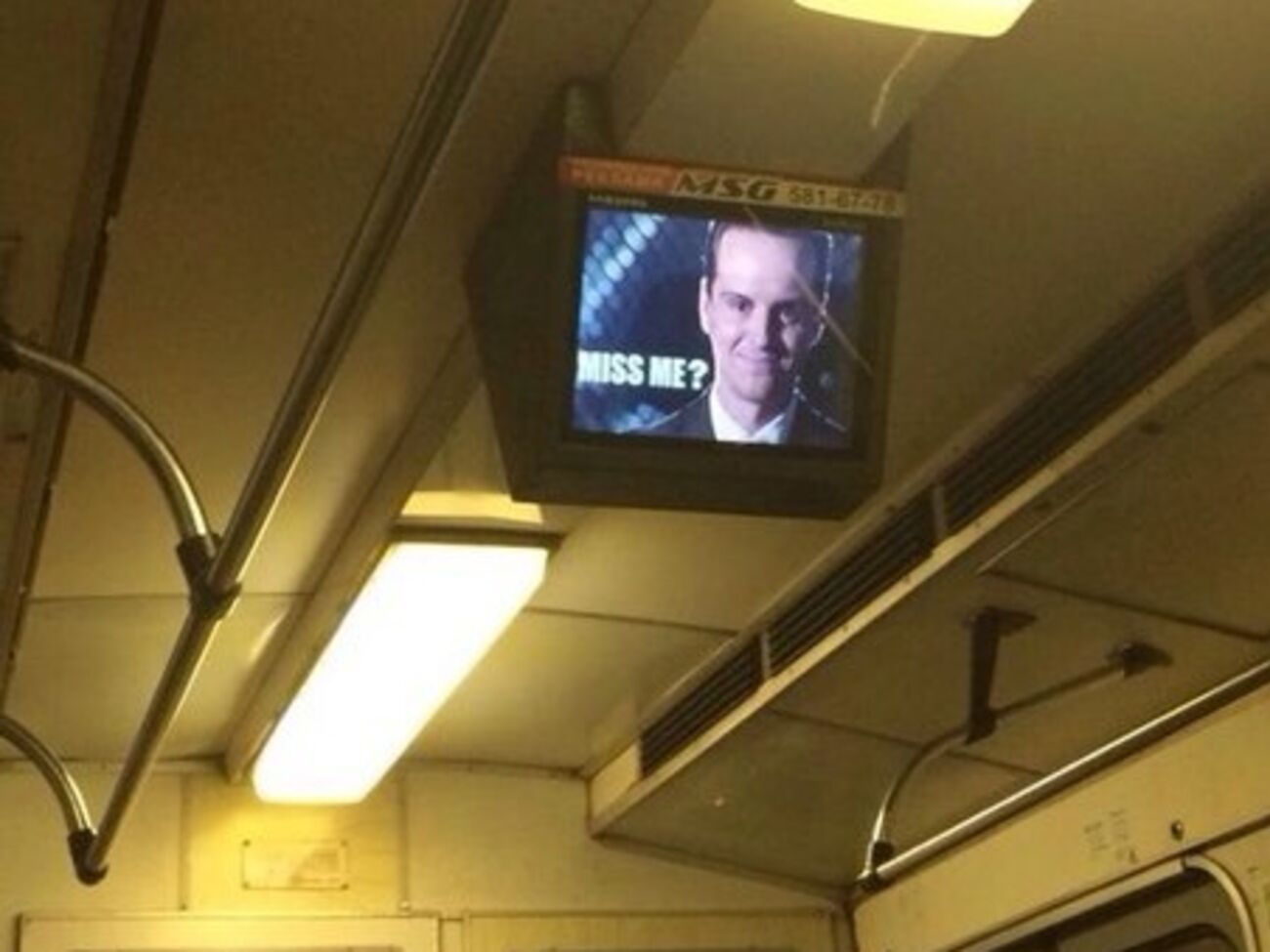 В Киевском метрополитене вместо привычных роликов&nbsp;&nbsp;пассажирам показали злодея Мориарти из популярного сериала "Шерлок" и подпись "Miss Me?"