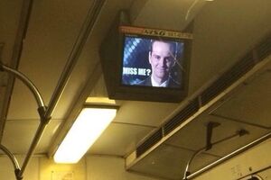В Киевском метрополитене вместо привычных роликов пассажирам показали злодея Мориарти из популярного сериала "Шерлок" и подпись "Miss Me?"