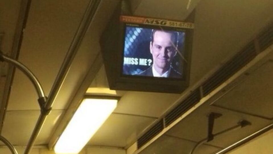 В Киевском метрополитене вместо привычных роликов пассажирам показали злодея Мориарти из популярного сериала "Шерлок" и подпись "Miss Me?"