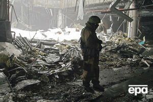 Пророссийский боевик патрулирует территорию в районе донецкого аэропорта