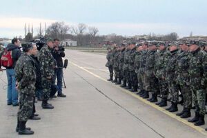 Личный состав воинской части А1387 на плацу во время встречи с мэром Джанкоя Аркадием Зайдманом 19 марта 2014 года