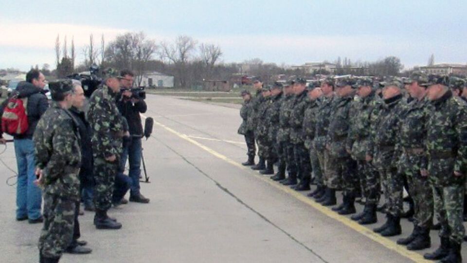 Личный состав воинской части А1387 на плацу во время встречи с мэром Джанкоя Аркадием Зайдманом 19 марта 2014 года