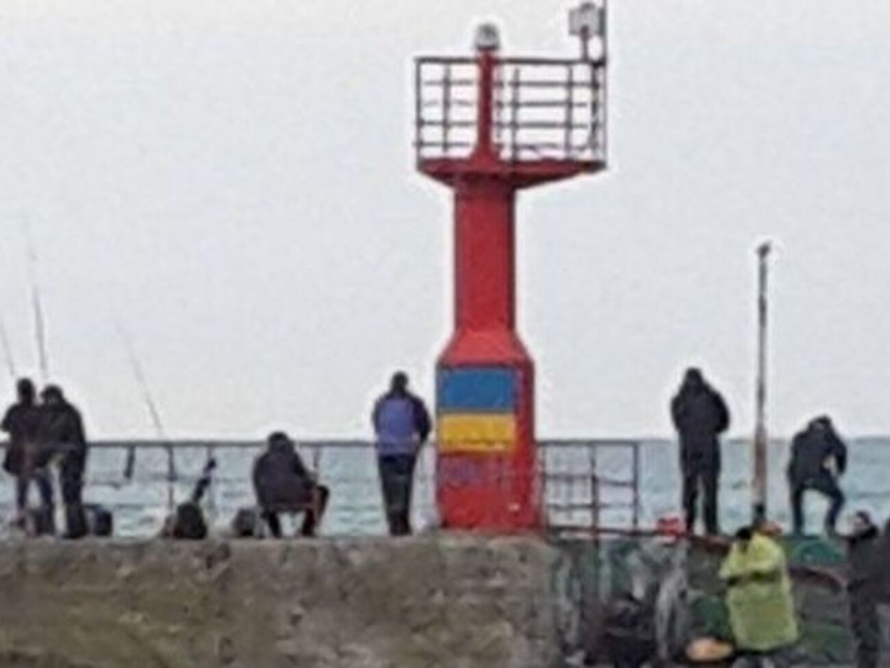 Ялтинский маяк провел утро с изображением украинского флага