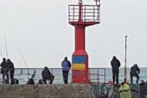 Ялтинский маяк провел утро с изображением украинского флага