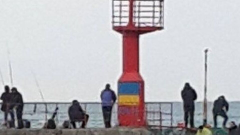 Ялтинский маяк провел утро с изображением украинского флага