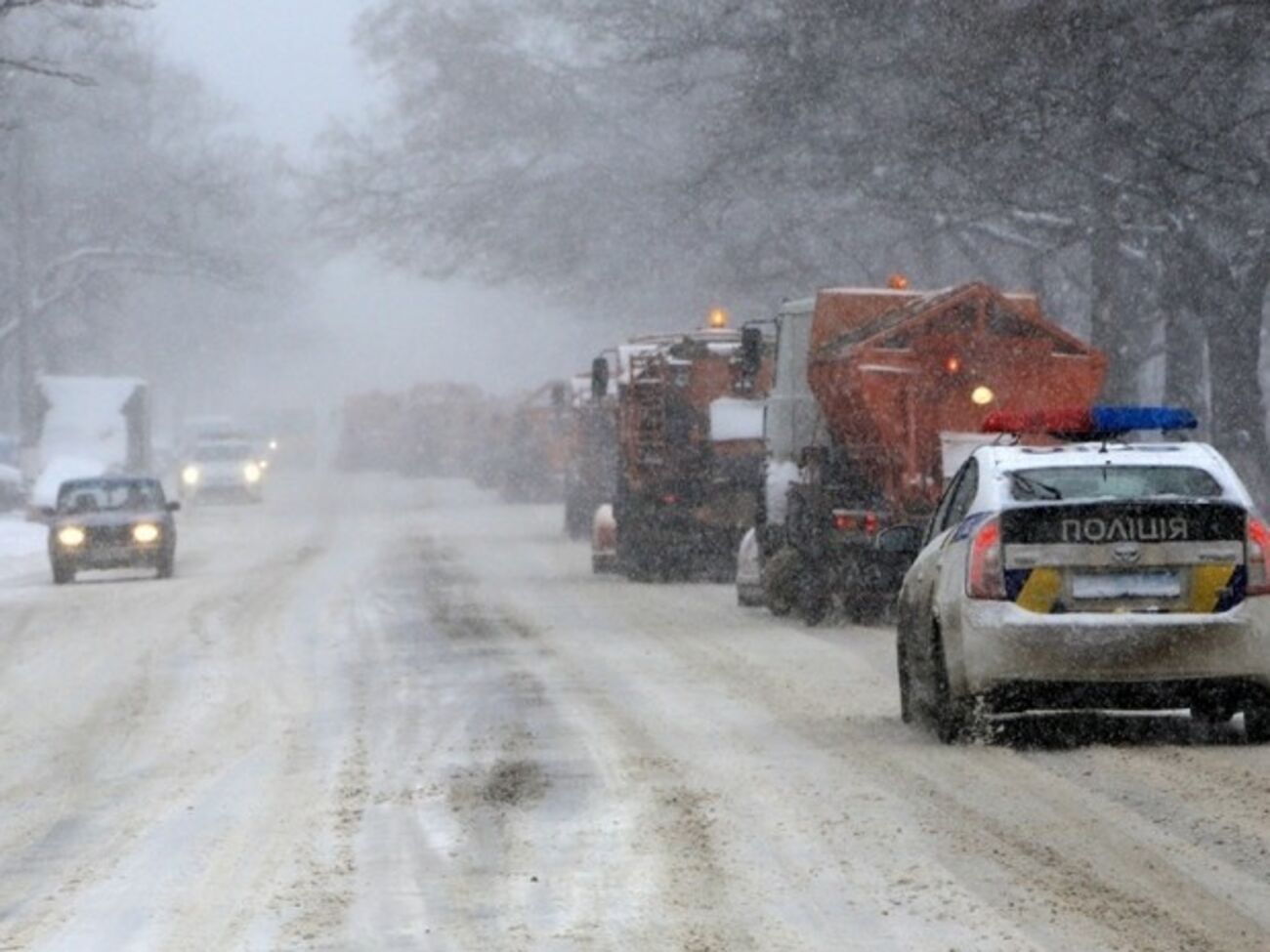 В Одессе из-за снегопада вся коммунальная снегоуборочная техника вышла на дороги