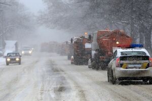 В Одессе из-за снегопада вся коммунальная снегоуборочная техника вышла на дороги