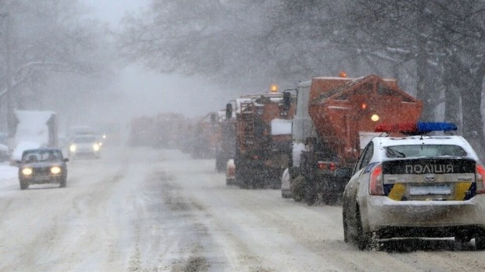 В Одессе из-за снегопада вся коммунальная снегоуборочная техника вышла на дороги