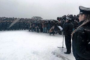 В Днепропетровске патрульные полицейские принимали присягу во время метели. Фоторепортаж