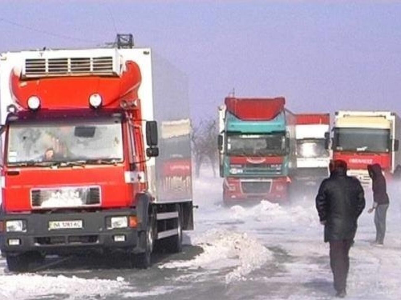 Из-за непогоды автомобильные дороги в Днепропетровской области закрыты на въезд и на выезд