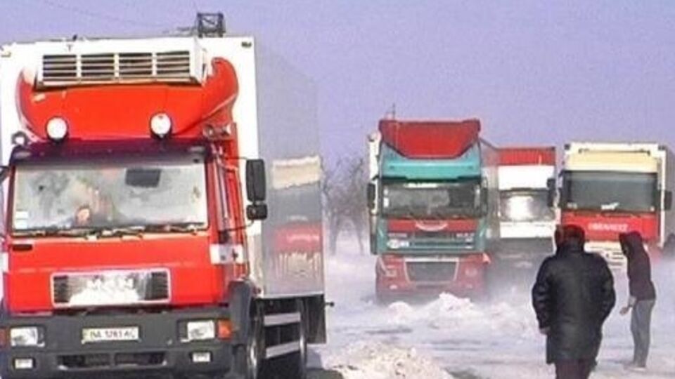 Из-за непогоды автомобильные дороги в Днепропетровской области закрыты на въезд и на выезд