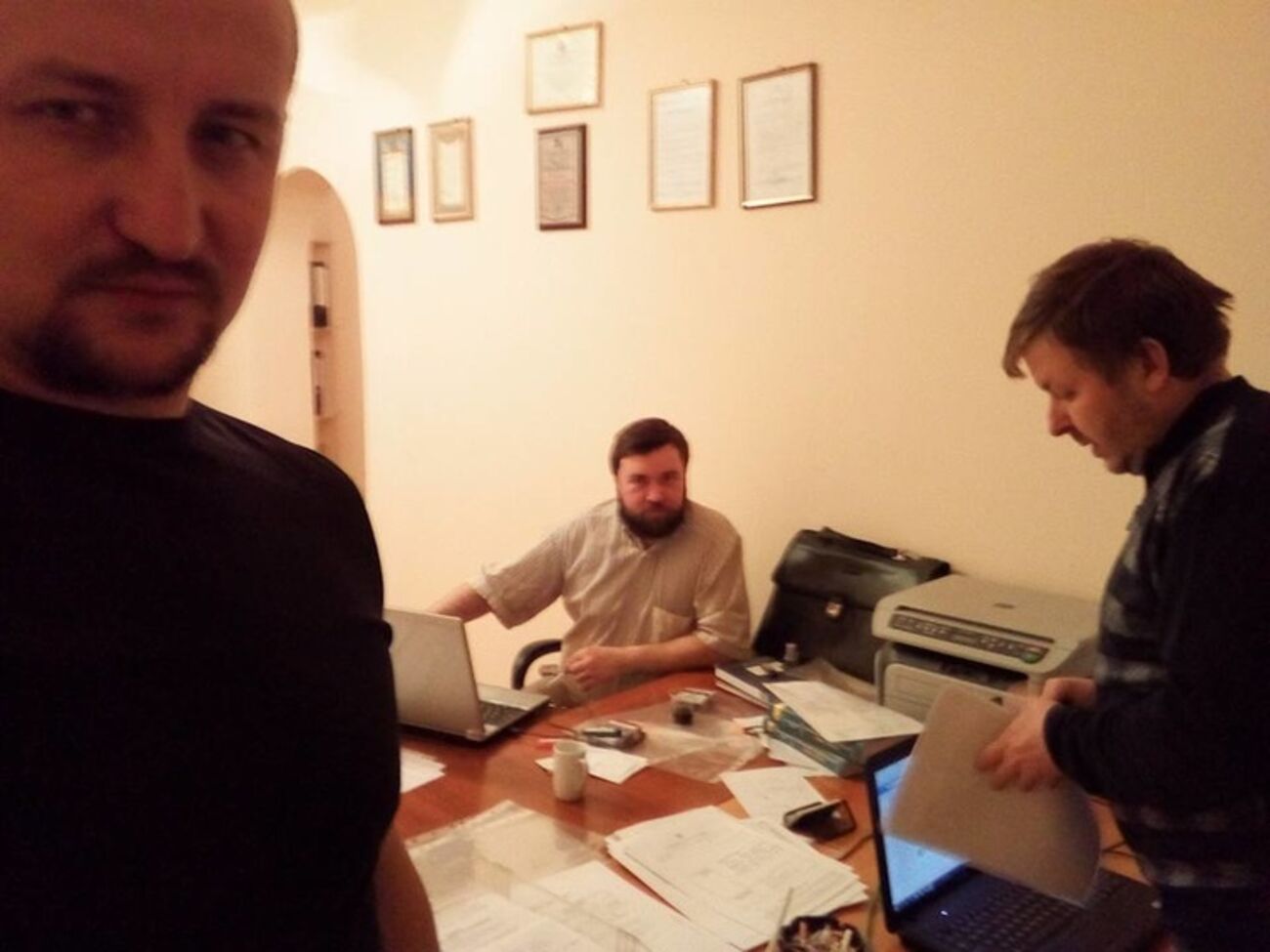 Адвокаты бойцов "Правого сектора" Влад Добош (слева), Георгий Устич (посредине) и Роман Бухтояров