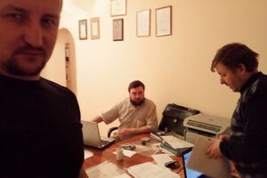 Адвокаты бойцов "Правого сектора" Влад Добош (слева), Георгий Устич (посредине) и Роман Бухтояров