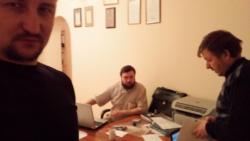 Адвокаты бойцов "Правого сектора" Влад Добош (слева), Георгий Устич (посредине) и Роман Бухтояров