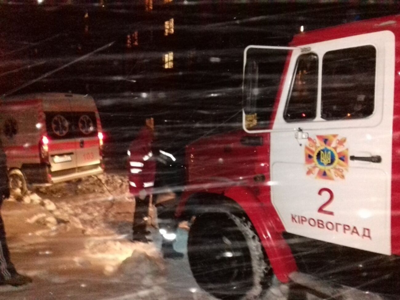 Машины, водители которых рискуют выезжать на дороги в непогоду, зачастую приходится вытаскивать из заносов спасателям