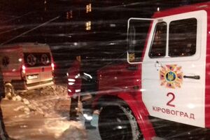 Машины, водители которых рискуют выезжать на дороги в непогоду, зачастую приходится вытаскивать из заносов спасателям