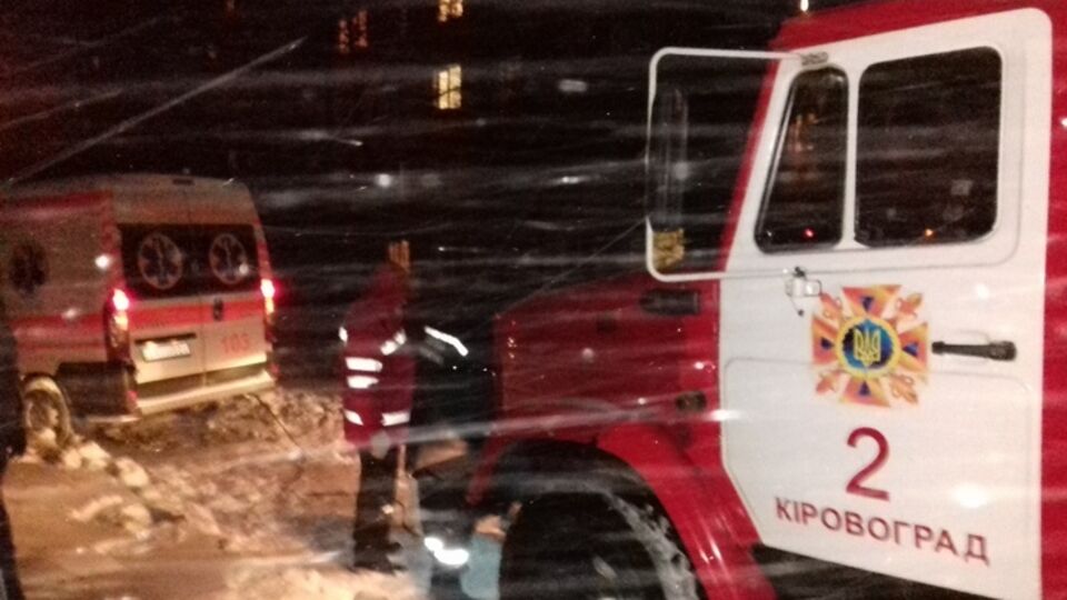 Машины, водители которых рискуют выезжать на дороги в непогоду, зачастую приходится вытаскивать из заносов спасателям