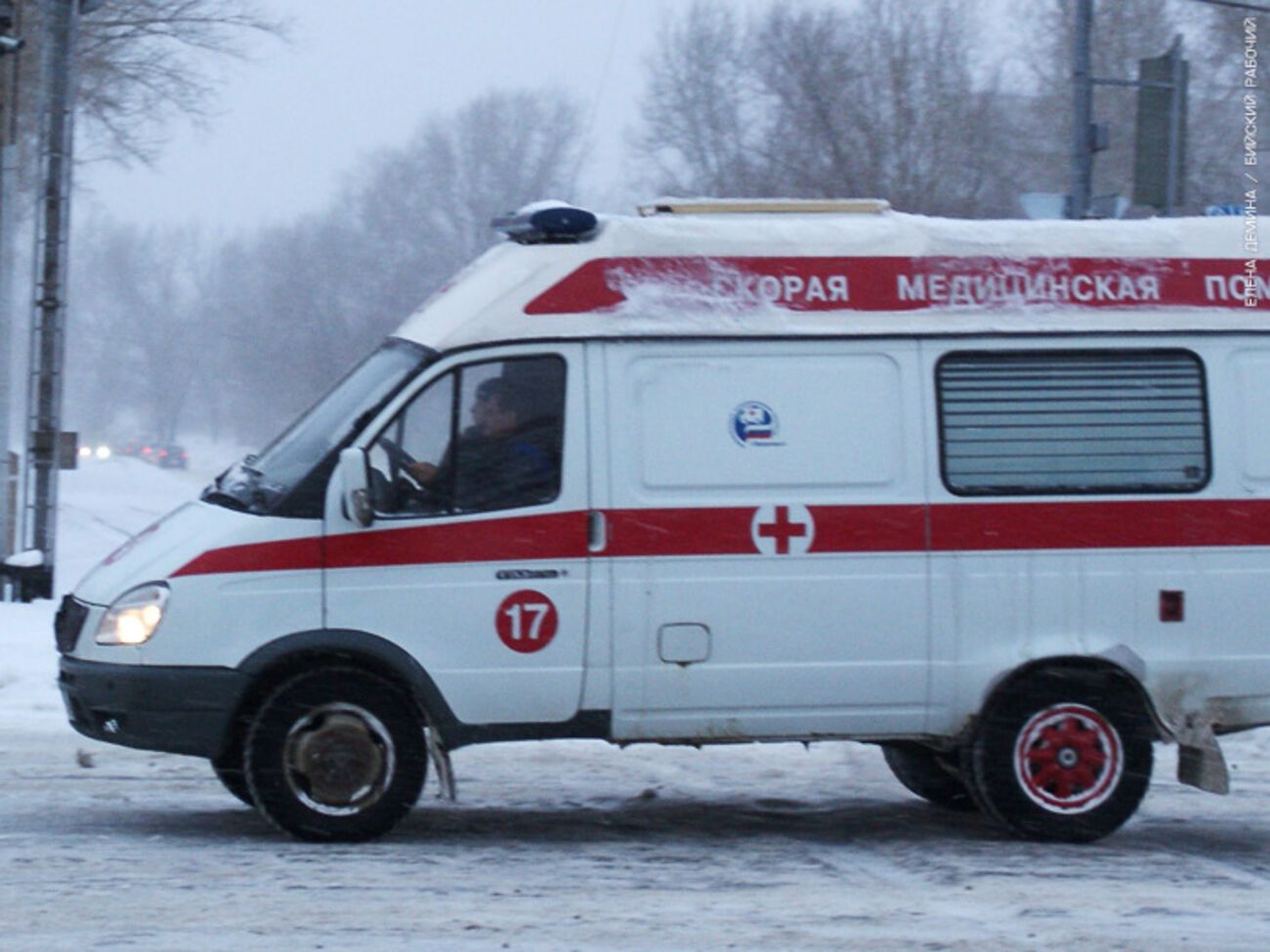 В интернет попало видео о том, как в Подмосковье полицейский не пропустил "скорую помощь" из-за приближающегося кортежа