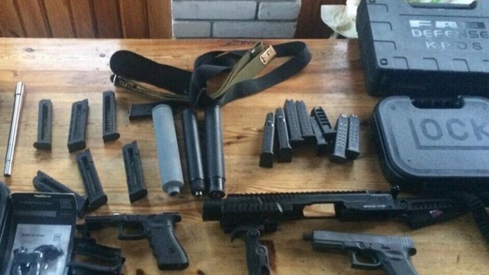 Мужчина лично собрал два пистолета и намеревался их продать