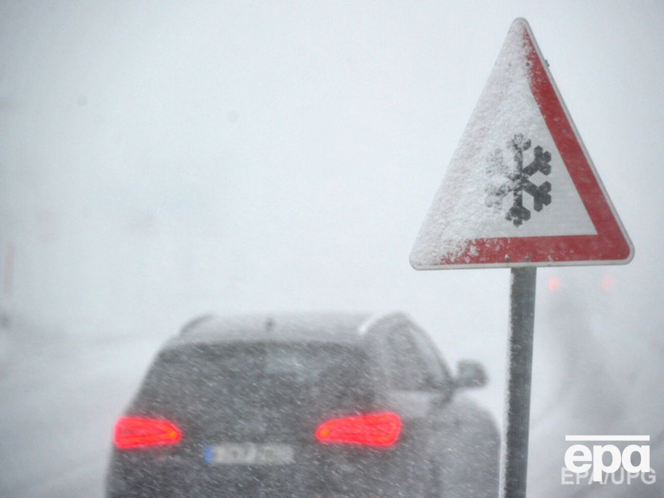 На дороге был мокрый снег, и водитель при выборе скорости не учел дорожных условий