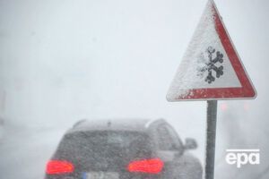 На дороге был мокрый снег, и водитель при выборе скорости не учел дорожных условий