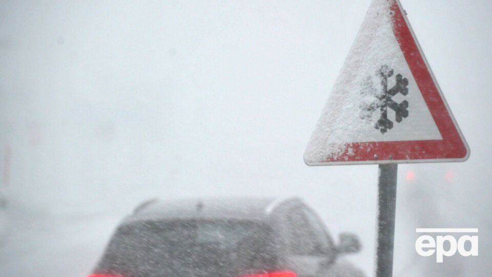 На дороге был мокрый снег, и водитель при выборе скорости не учел дорожных условий