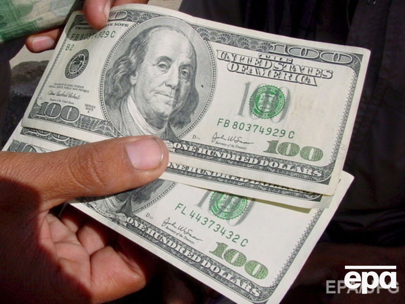 Нацбанк понизил курс гривны к доллару и евро